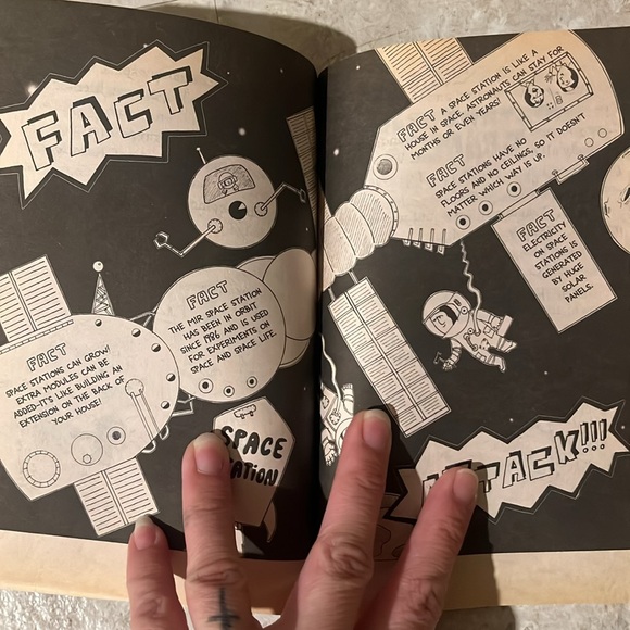 Two Pack paperback chapter book/ comic book - Picture 15 of 16